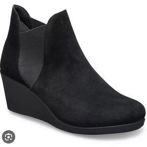 Crocs Leigh Wedge Chelsea Boots Suede Casual Ankle Booties